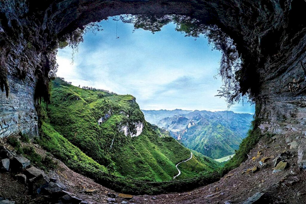 The 'Eye of Ma Pi Leng' is a stunning rock formation at 1,300 meters, offering breathtaking views